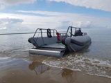 BIGMOUTH BOAT, het landingsvaartuig voor waterwerkprojecten, op het strand